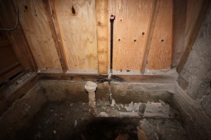浴室のタイルと土を掻き出した状況です。土台が若干傷んでいましたが、悪い所を補修させて頂きました。